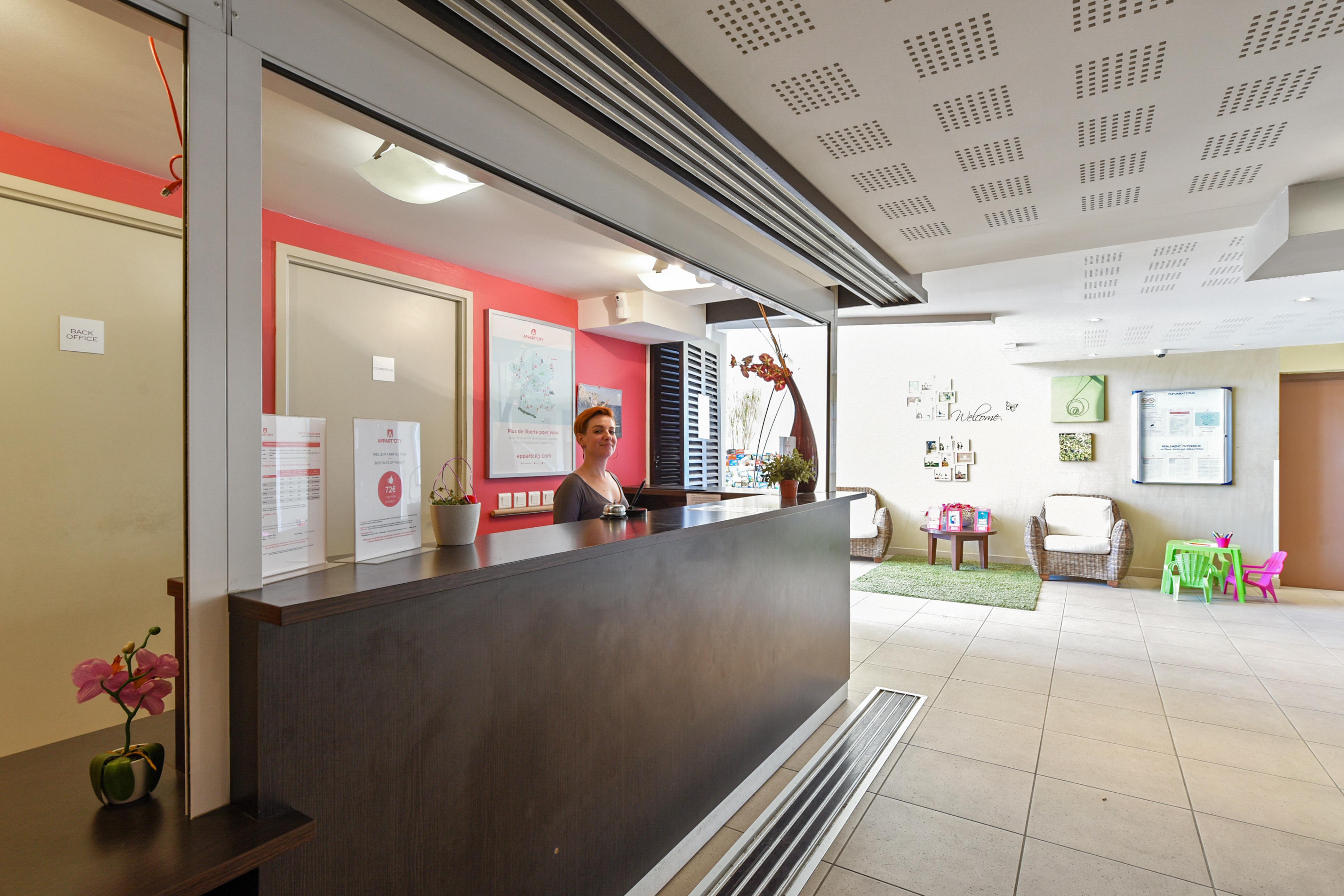 Comfort Aparthotel Six-Fours Сис-Фур-Ле-Пляж Экстерьер фото