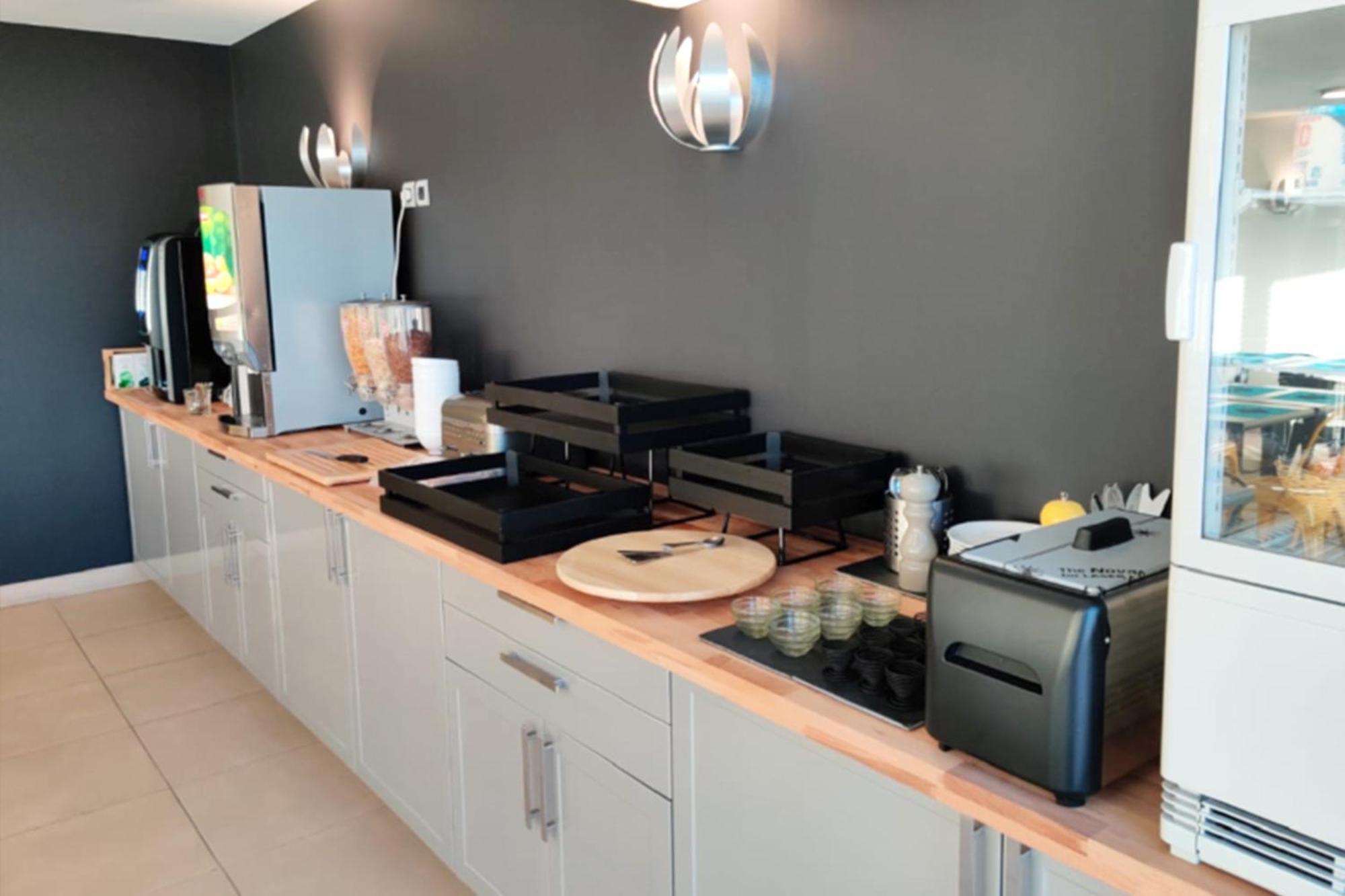 Comfort Aparthotel Six-Fours Сис-Фур-Ле-Пляж Экстерьер фото