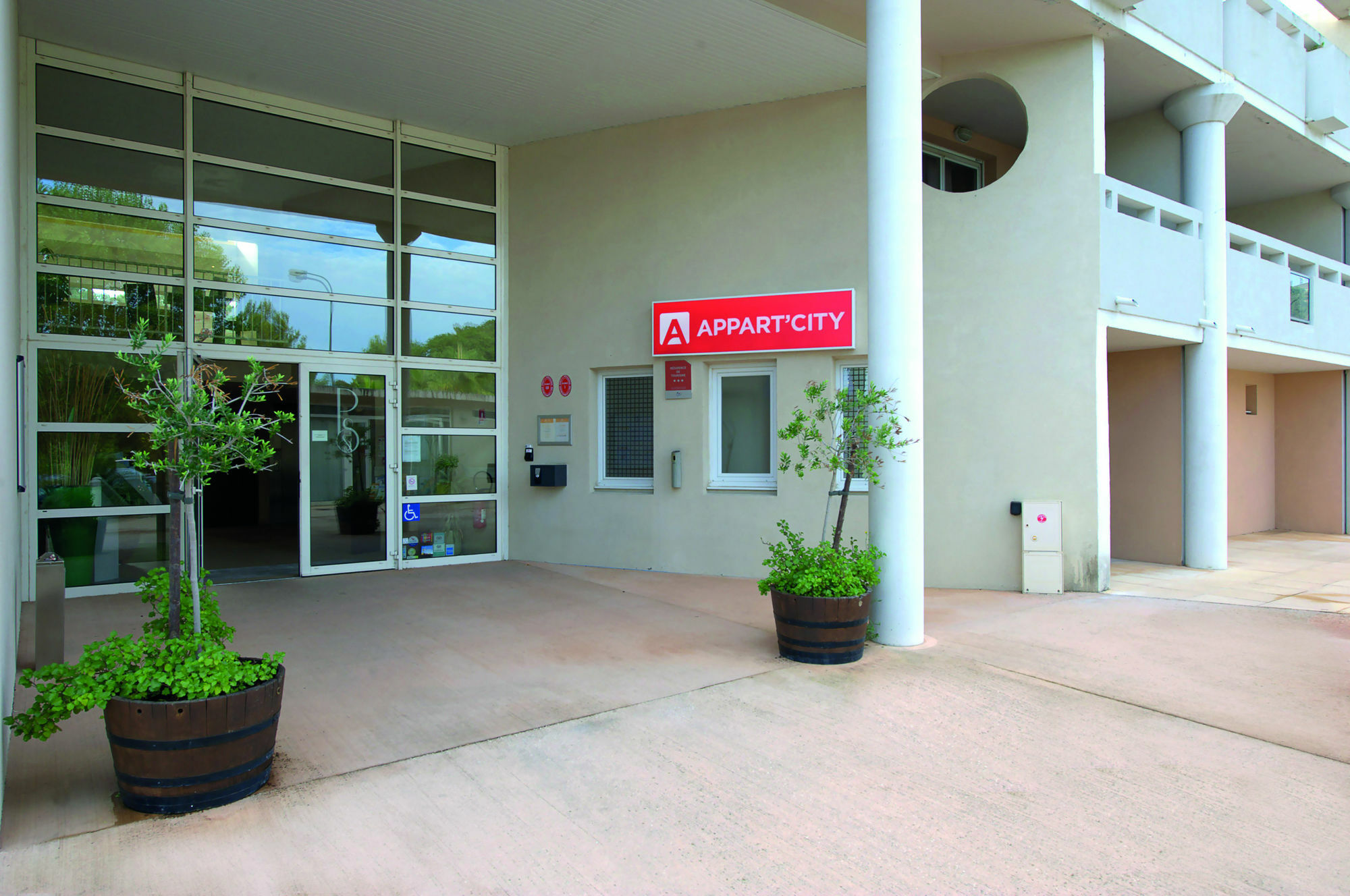 Comfort Aparthotel Six-Fours Сис-Фур-Ле-Пляж Экстерьер фото